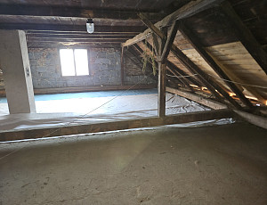 Zateplení stropu rodinného domu pomocí foukané izolace